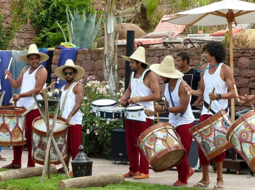 Groupe de percussionnistes animant un événement en plein air