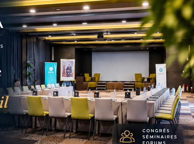 Salle de réunion aménagée avec des tables en U
